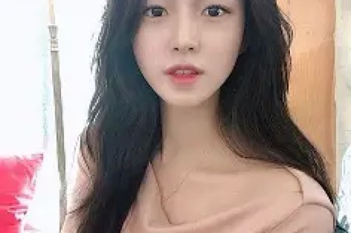 刚分手一周！八卦媒体爆料：维尼修斯在私人场所与数位女性聚会